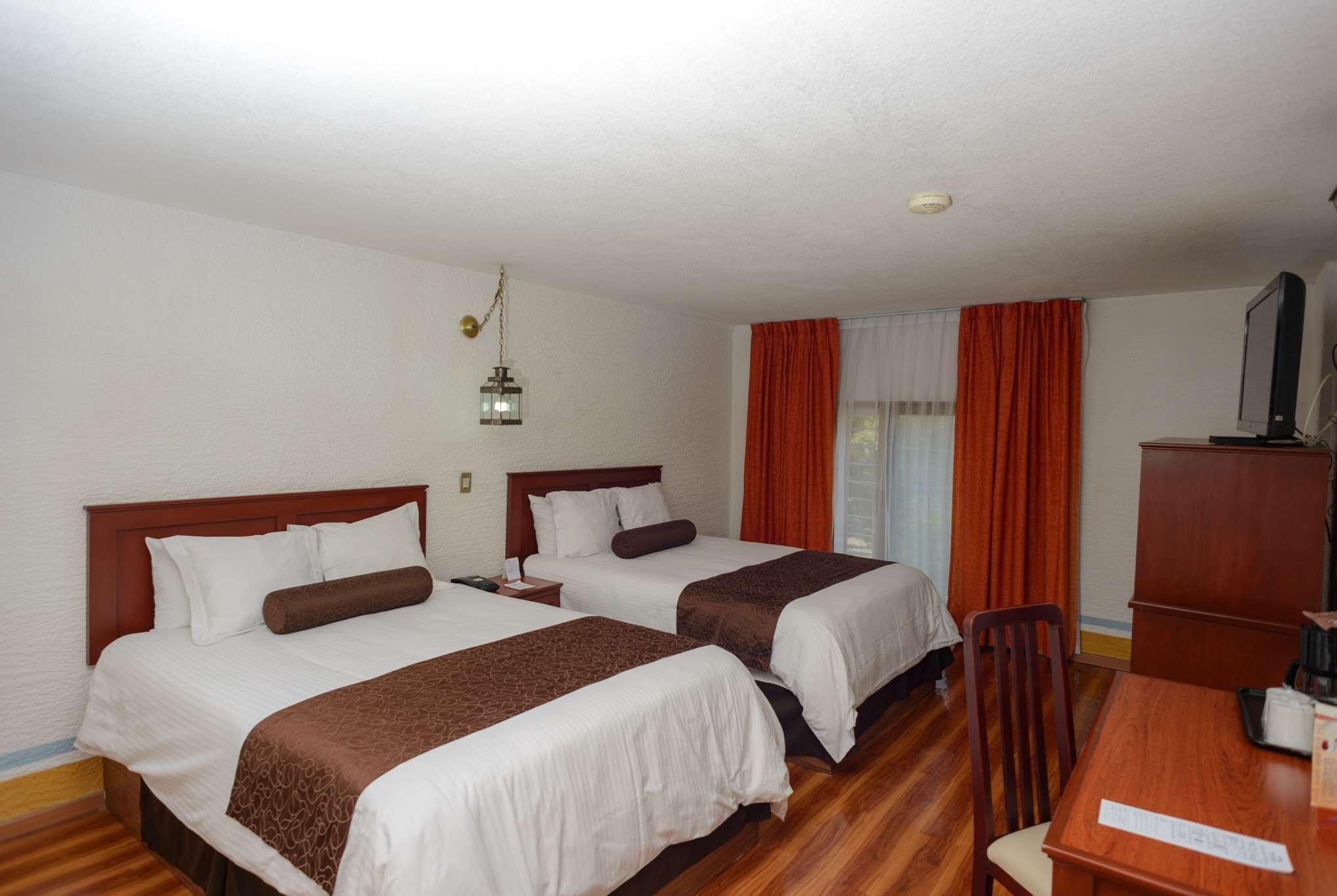 Howard Johnson By Wyndham Morelia Calle Real Exterior photo